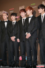 高清图：GD条纹装出席mama记者会 EXO正装帅气