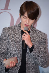 组图：金宇彬上海会粉丝 最想合作成龙章子怡