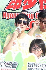 组图：吴君如出席慈善活动 称已安慰脚伤古天乐