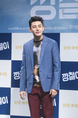 独家高清：刘亚仁牵手金海淑宣传新片《强哲》