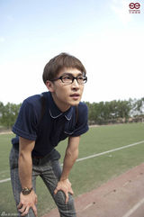 组图：谭杰希《赖校生》宣传照随意漫步校园