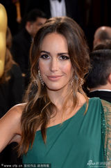 组图：露易丝-罗斜肩绿裙显修长身材