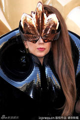 组图：Gaga香水发布变外星人 甩发险摔倒