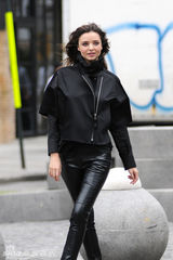 幻灯图集：米兰达-可儿拍广告 手牵蓝气球招摇过市