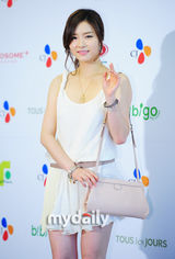 组图：宋承宪Rain出席活动 宋允儿申世京黑白配