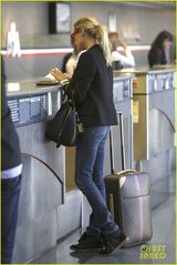 组图：黛安-克鲁格独自现身机场 红镜框抢镜