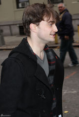 组图：丹尼尔-雷德克里夫街拍大衣搭配牛仔裤