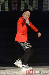 组图：SHINee与EXO-K亮相时尚活动变T台模特