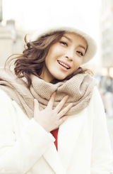 组图：高晓菲户外写真 笑容明媚甜美风