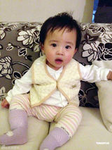 组图：齐秦烧伤痊愈公开露面 甜蜜展示妻女照片