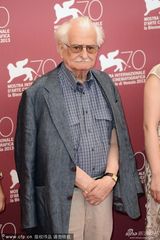 组图：威尼斯重启未来发布会 导演园子温亮相