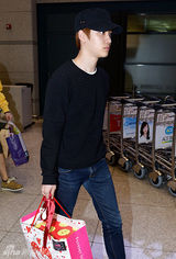 组图：EXO返韩现身机场 Kris抱礼物满载而归
