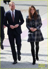 组图：威廉王子夫妇手势默契 凯特孕肚笑容灿烂