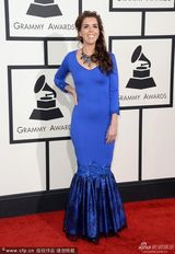 组图：歌手劳拉蓝色鱼尾裙装美艳动人