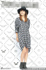 组图：李孝利印花连衣裙亮相 头戴礼帽时尚优雅