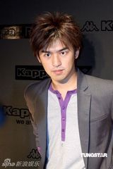 幻灯图：陈柏霖表演舞台剧 为某品牌宣传“减生活”