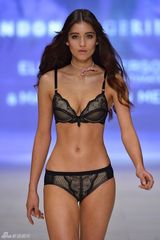 组图：前环球小姐冠军詹妮弗领衔内衣秀