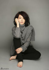 组图：秦海璐登日刊封面  时尚造型尽显帅气性感