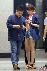 组图：马东开霸气豪车录节目 不为露腿美女所动