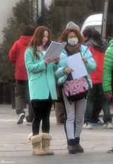 组图：姚笛任重路边拍戏对剧本 姚笛换百万豪车