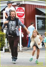 组图：酷玩主唱背儿带女逛超市 酷帅不再变萌爸