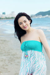 组图：女星孟茜气质多变 演绎夏末秋初性感与清纯