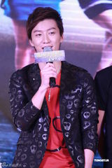 组图：《请叫我英雄》首映 钟丽缇火辣身材PK蓝燕