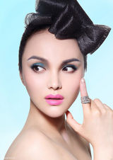 组图：姚美伊模仿黑天鹅拍摄大片显优雅