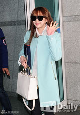 组图：SISTAR多顺赴港 蓝色大衣纯净甜美