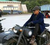 组图：王志飞《冲出迷雾》片场耍酷卖萌