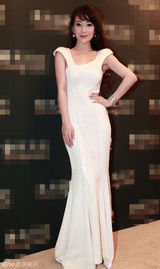 组图：陈紫函发起红毯反击战 雪夜绽放高贵性感