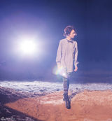 组图：袁泉不掩饰鱼尾纹 剧场拍摄胶片写真