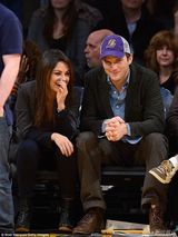 组图：库彻携女友看球 亲密互动库尼斯不停大笑