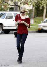 组图：艾玛-罗伯茨露肩装性感抢镜 大方秀钻戒