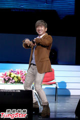 组图：神话李珉宇难忘炸鸡排 搞笑舞姿逗粉丝