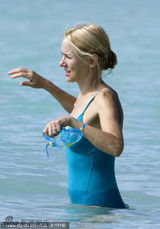 组图：《金刚》女星沃茨海边嬉戏 与老公海中湿吻