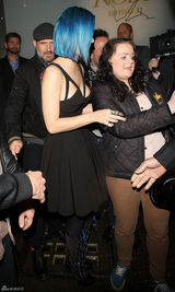 高清图：凯蒂-佩里现身伦敦 蓝发抢眼礼服别致