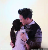 组图：张智霖印花衫亮相 被美女空姐夹击享艳福