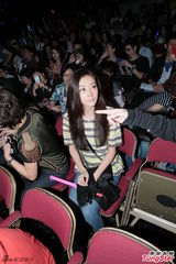 组图：熊黛林助阵郭富城 手持荧光棒当粉丝