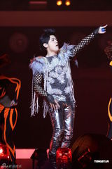 组图：周杰伦首次高雄开唱 江蕙助阵合唱《屋顶》