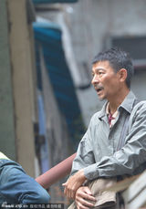 组图：刘德华满脸胡渣现身 民工打扮黑瘦频挠头