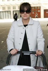 组图：莉莉艾伦携宝宝做客节目 墨镜遮面心情好