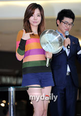 组图：少女时代参加慈善拍卖 筹善款帮单身妈妈