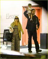 组图：杰西卡巨肚臃肿似奶牛 未婚夫抱女温馨