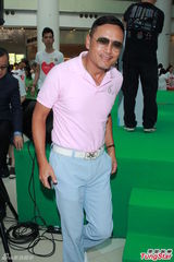 组图：苗侨伟望新剧大热 自曝与周丽淇有吻戏