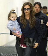 组图：辣妹单手抱女黑超遮面 小七扎朝天辫啃手卖萌