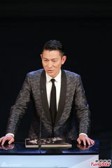 组图：刘嘉玲刘德华为《寒战》颁发最佳影片奖