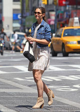 组图：凯蒂－赫尔姆斯牛仔外套搭连衣裙