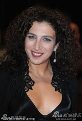 电影《口红》首映 女星Nataly娇艳夺目撅嘴吻导演