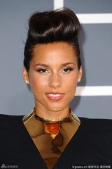 高清组图：格莱美红毯艾利西亚-凯斯携男伴亮相